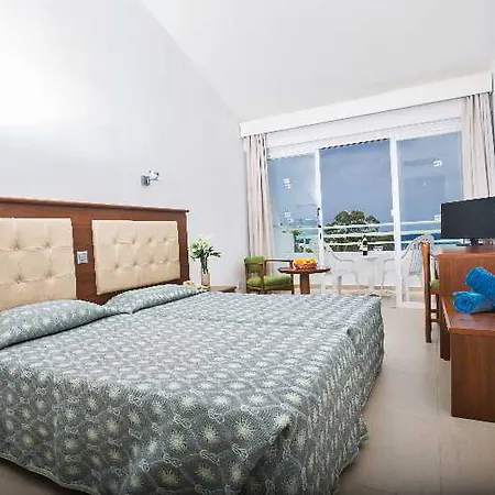 Adelais Bay Hotel